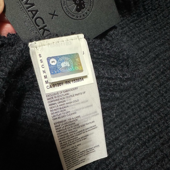 Canada Goose x Mackie Waffle Infinity Loop Scarf Men’s - Picture 11 of 12